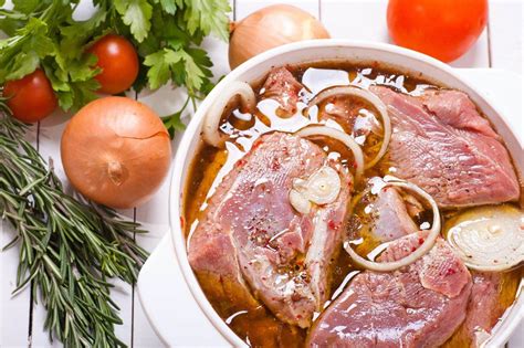 Ile Może Leżeć Zamarynowane Mięso W Lodówce Ile może leżeć przyprawione mięso w lodówce? Niewłaściwe przechowywanie może  być niebezpieczne dla zdrowia